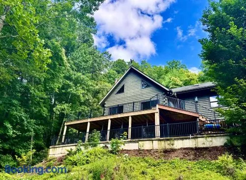 MOONLIGHT MOUNTAIN MANOR - Cedar Hot Tub, Views & Games - Image 1