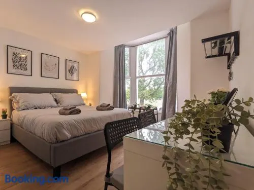 Room Near City Centre Private Bath Free Parking - Image 1