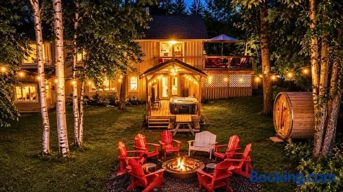 Haliburton Lakefront Escape with Hot Tub, Sauna, Fire Pit & BBQ - Image 1