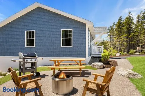 Apple Blossom Cottage - Cozy Romantic Escape - Image 1