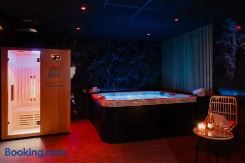 Reims In Love Jacuzzi et Sauna Appartement 3 - Image 1