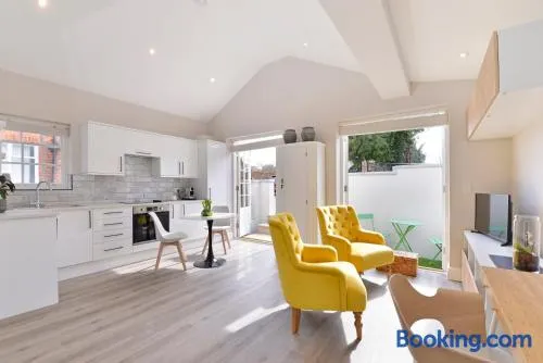 1 bedroom flat in centre of Odiham- free parking - Image 1