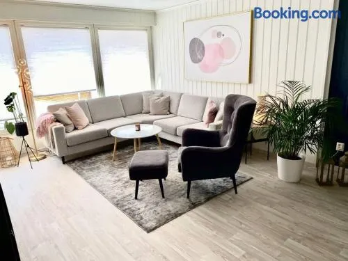 Moderne og sentral leilighet med koselig og privat uteplass! - Image 1