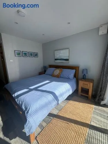 Entire guest suite in Four Mile Bridge, Rhoscolyn - Image 1