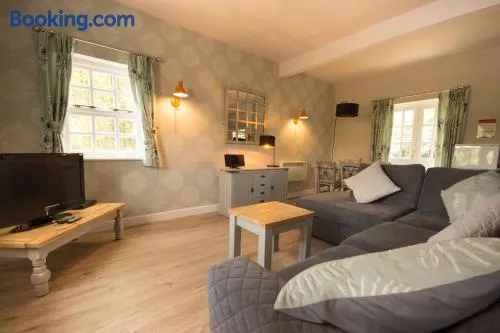 Tissington Cottage- Darwin Lake Holiday Village - Image 1