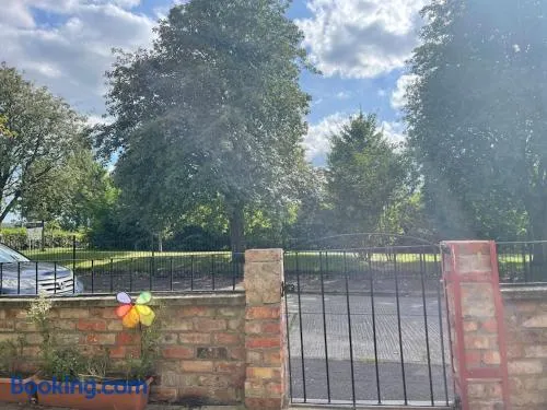 Lovely 2 bedroom house overlooking park, Free parking - Image 1