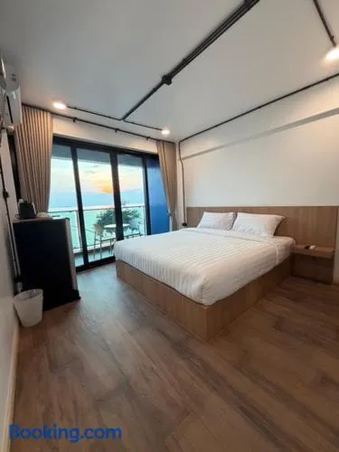 โรงแรม เซิร์ฟบีช Surf Beach Hotel - Image 1