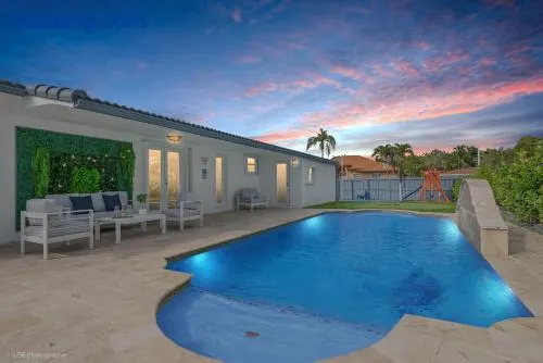 La Femme luxe Paradise - HtdPool, Mini Golf, 5 Bedrooms, Jacuzzi, Game Room, BBQ,Pickleball - Image 1