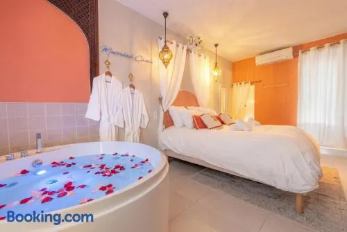 Marrakech Cinéma Jacuzzi - Suite romantique - Image 1