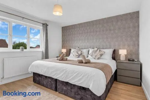 Sleeps 4 3 Bathrooms Wrexham AFC Driveway - Image 1