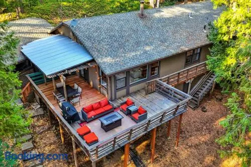 Scenic Forest Cabin with Deck l Best Value for Weekly & Monthly Stays - Image 1