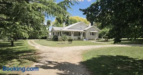 The Avenue Anahdale - Hidden 2.7 Acre Estate in town - Image 1