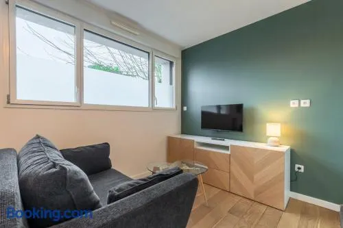 Appartement une chambre avec parking et terrasse - Image 1