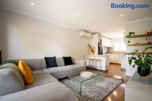 Convenient 2-bedroom apartment - Image 1