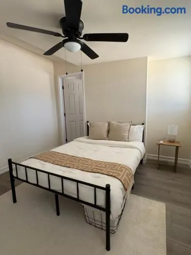 Private Room- Separate Entrance & Ensuite Bath - Image 1