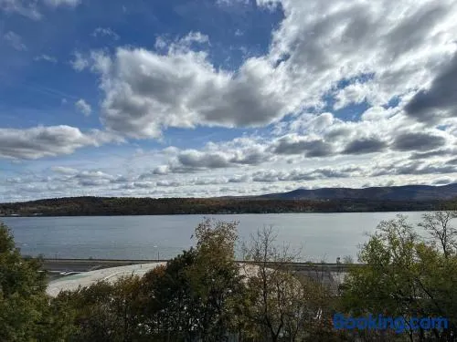 Hudson Valley Top Getaway with a River View - Image 1