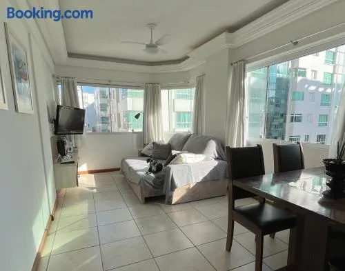 Apartamento espaçoso 2 quartos a 200 m da praia - Image 1