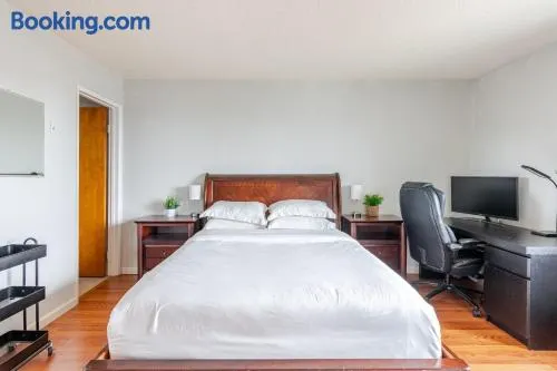 Cozy and Secure 3-Bedroom, 2-Bath Unit with 6 Beds and Beautiful Bay View - Image 1