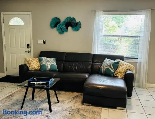 Sunshine Acre 2B 2B King Master Suite, BIG Yard - Image 1