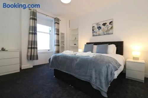 Modern 2 Bedroom Cottage Flat - Image 1