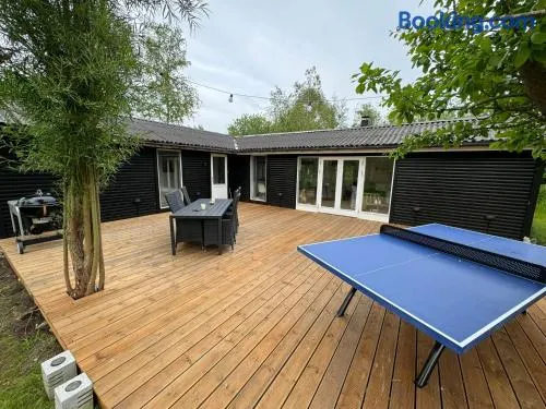 Rummeligt sommerhus ved Lammefjorden - Stor terrasse, have & plads til 6 gæster - Image 1