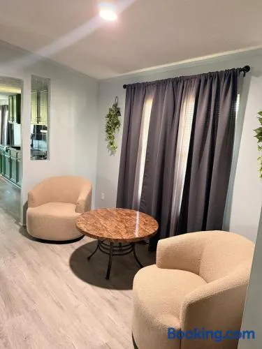 Freshly Renovated 3BR Close to ECU - Image 1