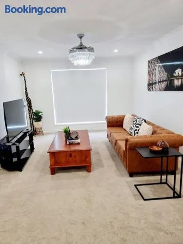 5-Bedroom House: Ensuite, Netflix, Prime Location - Image 1