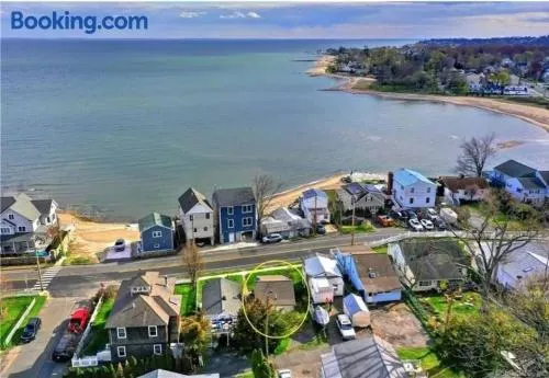 Beachy Bay Breeze Bungalow 2BR with parking and close to many amenities. - Image 1
