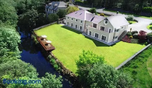 Ardilaun Guesthouse Self Catering - Image 1