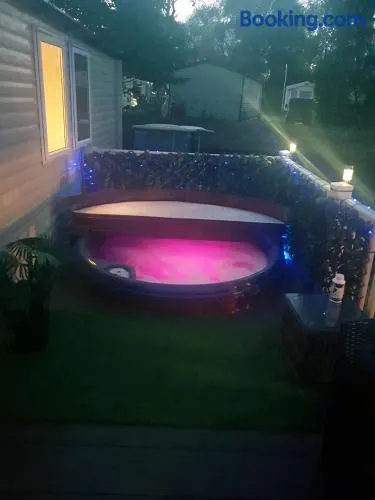 3 bedroom caravan with hot tub Tattershall lakes - Image 1