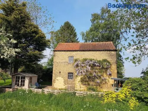 Secret Cottage in the Garden - Image 1