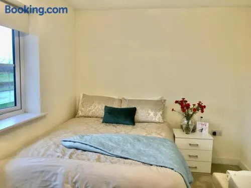 Deluxe Double Bedroom in Wokingham - Image 1