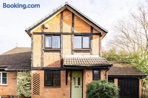 Ratby House - Spacious 3 Bed with Garden & Parking - Image 1