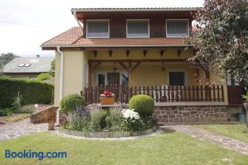Beautiful accommodation with garden - Image 1