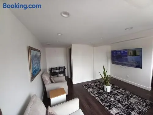 Comfort and Cozy stay Free parking on site - Image 1
