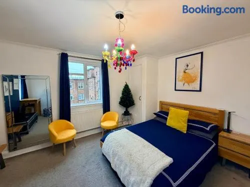 Modern Central Apartment with Free Parking - Image 1