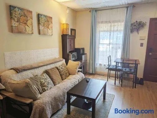 Uptown area, Cozy king Suite, quiet and private, free parking, walk to restaurants - Image 1