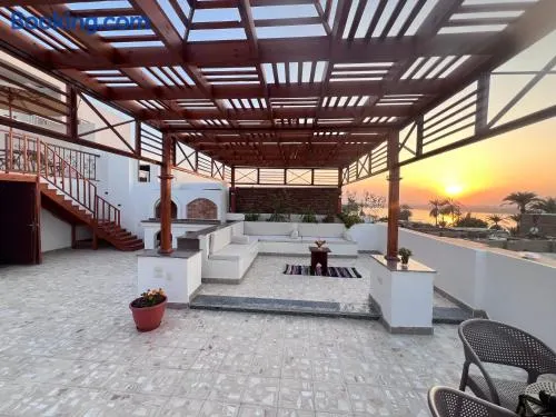 Spacious Luxury Nile-View Apartment on Upper Floor with Rooftop, Jacuzzi & BBQ ,Steps from Hilton Hotel - Image 1