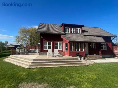 Havsnära villa med vedeldad bastu, perfekt för familjer och företag - Image 1