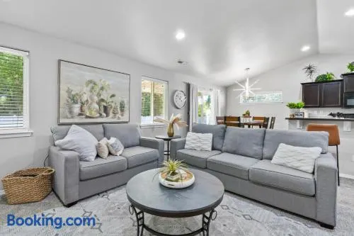 Stoddard Trailhead Central Nampa Home - Sleeps 10 - Image 1