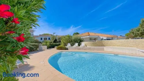 Appartement en résidence avec piscine, cour privée - Image 1