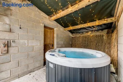 Central Malham Wellbeing Escape, 1-bed cottage with yoga studio & new superfast WiFi - Image 1