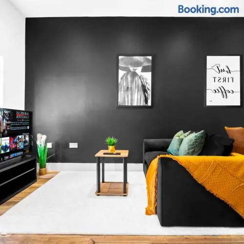 Spacious Apartment - Street Parking - Smart TV - Netflix 49G - Image 1