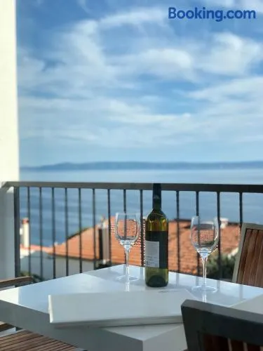 Guest House Stipe - Image 1