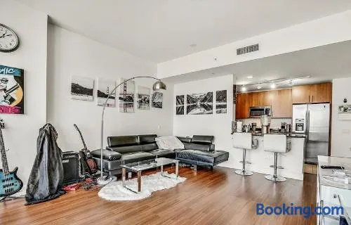 Two Bedroom High Rise Residence with City Views - Image 1