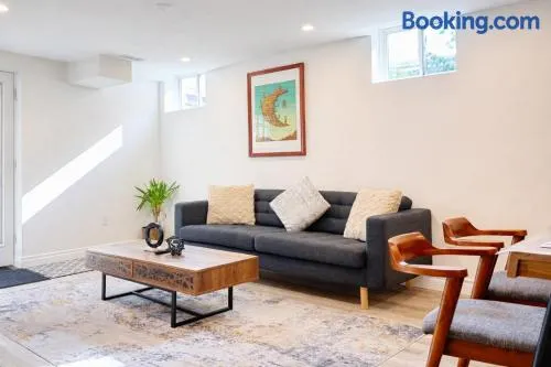 Spacious 1BR Basement w Parking -30 mins to Downtwn TO - Image 1