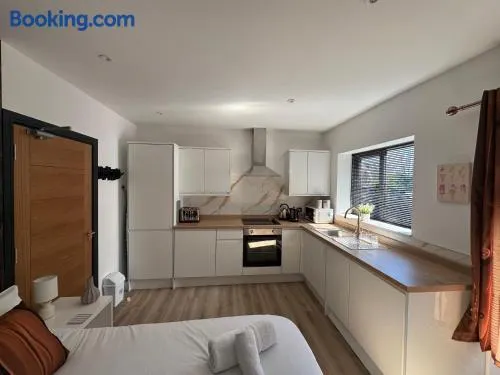 Stylish Modern Studio, Hotel-Quality Stay - Image 1