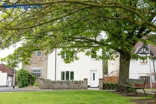 Two Bedroom Country Cottage in County Durham with Village Pub and Free Parking For Holidays and Work Stays - Image 1