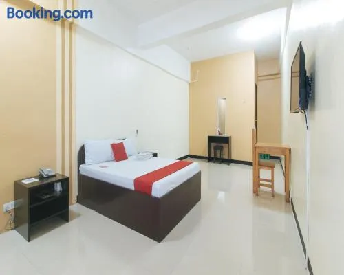 RedDoorz near SM City Muntinlupa - Image 1