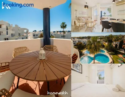 Penthouse with sunny terrace and sea views - Image 1